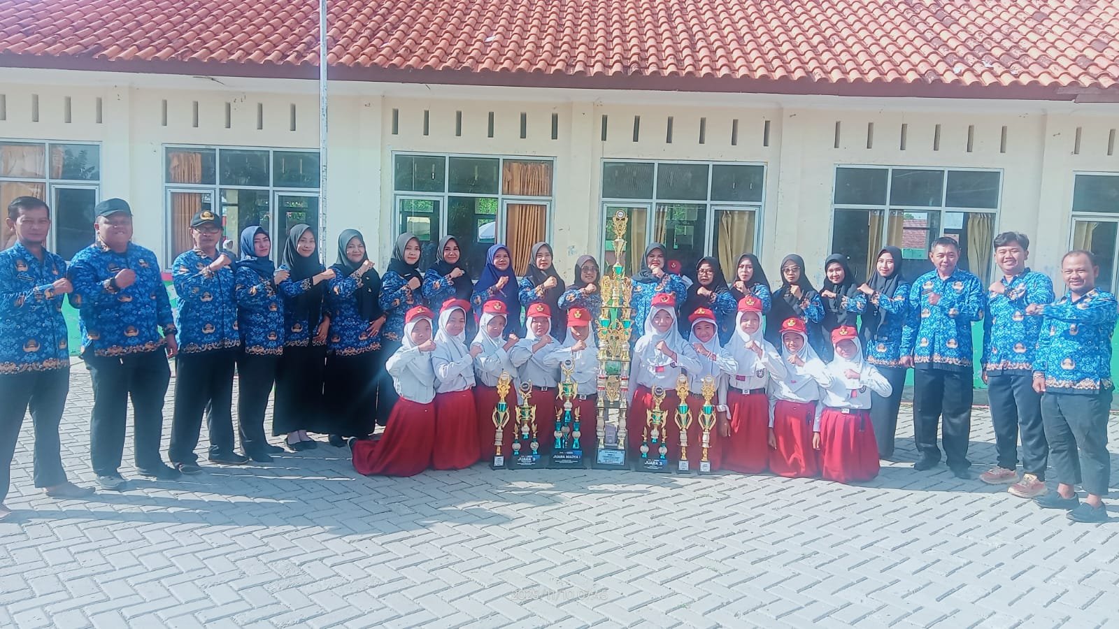 Foto :SDN Karang Rahayu 03 Mendapatkan Juara Umum 2 Lomba Anak Pramasi) di Mall SGC. 